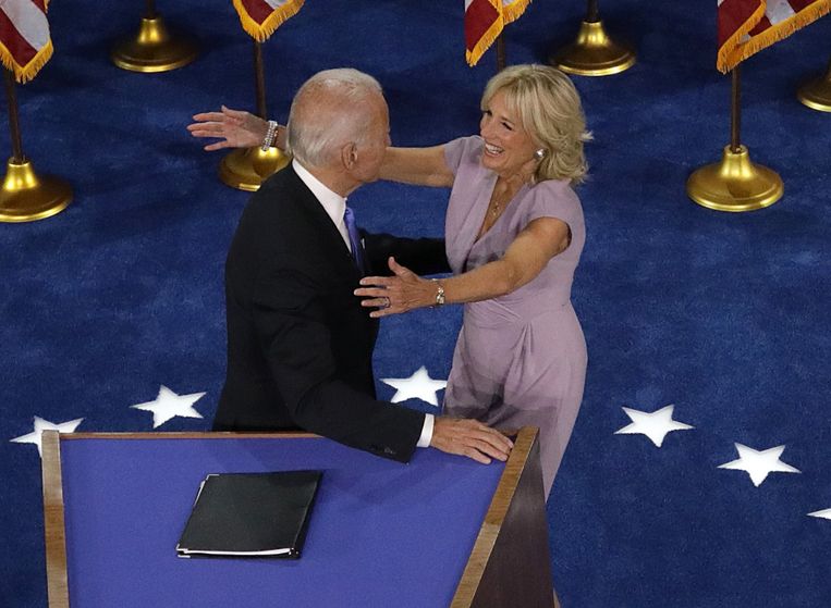 De Democratische presidentskandidaat Joe Biden omhelst zijn vrouw Jill na zijn acceptatiespeech op de laatste avond van de vrijwel volledig ‘virtuele’ Democratische Conventie in Wilmington (Delaware). Beeld Getty Images