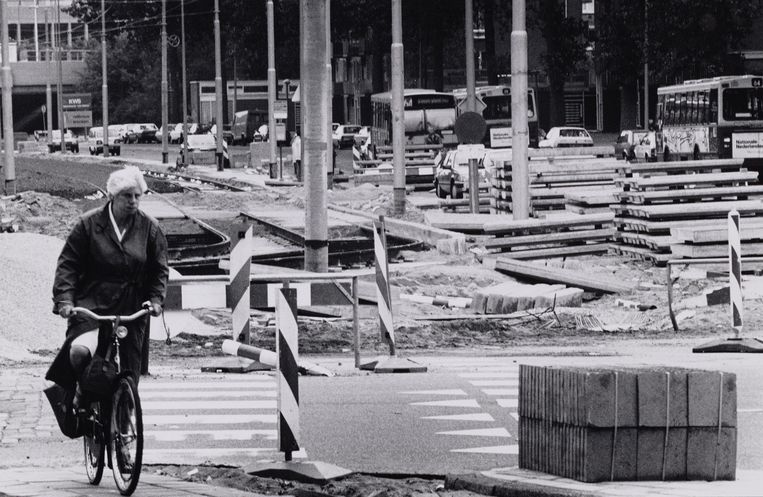 11 augustus 1986, op de kruising Jan Tooropstraat en Jan Evertsenstraat wordt gewerkt aan de trambaan.  Beeld Stadsarchief Amsterdam