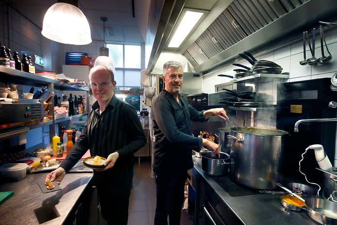 Gastheer-sommelier Michaël (links) en chef en eigenaar Patrick (rechts) in de open keuken van het restaurant.