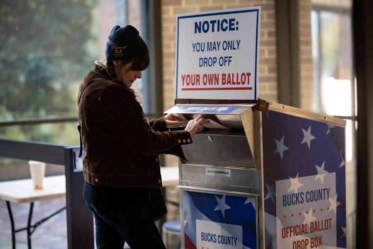 Een inwoner van Doylestown in Bucks County, Pennsylvania, doet haar stembiljet in een ‘drop box’. Republikeinen denken dat er via deze postbussen gefraudeerd wordt. Beeld REUTERS