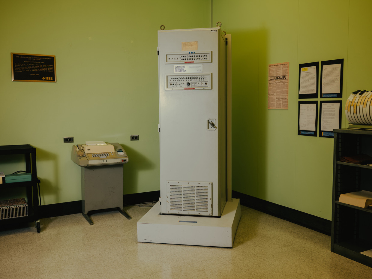 De Interface Message Processor van de Universiteit van Californië in Los Angeles. Op 29 oktober 1969 werd met deze computer via het Arpanetnetwerk, een voorloper van internet, voor het eerst een bericht verstuurd naar een andere computer, die van het Stanford Research Center.