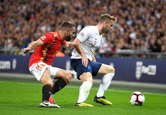 Luke Shaw in duel met Isco.