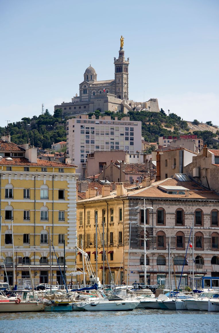 Marseilles Vieux Port met zicht op de Notre-Dame de la Garde. Beeld Alamy Stock Photo