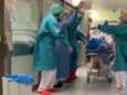 Applaus en erehaag van verpleegkundigen voor eerste patiënt uit intensieve zorg 