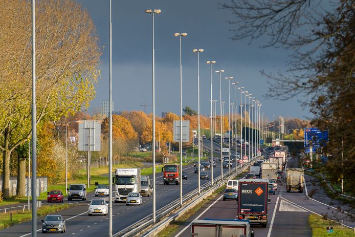 De verlichting op de A59, vanaf het Ei van Drunen tot aam Vlijmen/Nieuwkuijk brandt al vele maanden lang, 24 uur per dag. Voor het einde van het jaar moet de storing in een schakelkast zijn verholpen, waardoor de verlichting niet óf permanent aan, óf permanent uit moet.