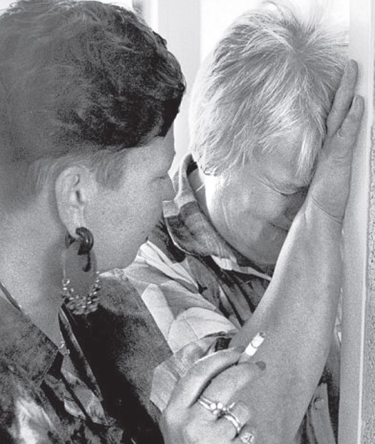 Staatssecretaris Elske ter Veld moet in 1993 een traantje laten bij haar afscheid. Beeld ANP
