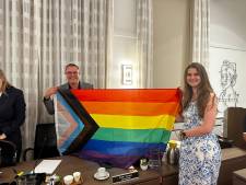 Oisterwijkse wethouder neemt ‘nieuwe regenboogvlag’ van raadslid in ontvangst 