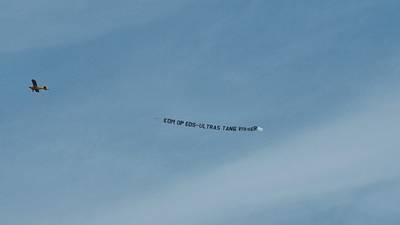 Harde kern SC EDS steunt voetbalclub zelfs vanuit de lucht
