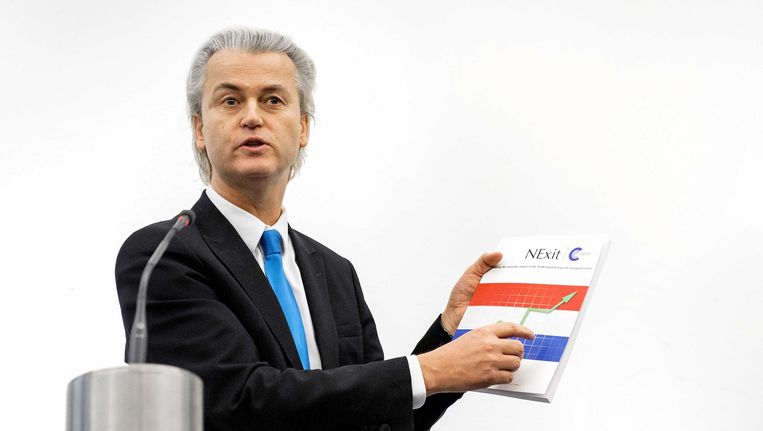 Wilders met het 'NExit'-rapport. Beeld epa