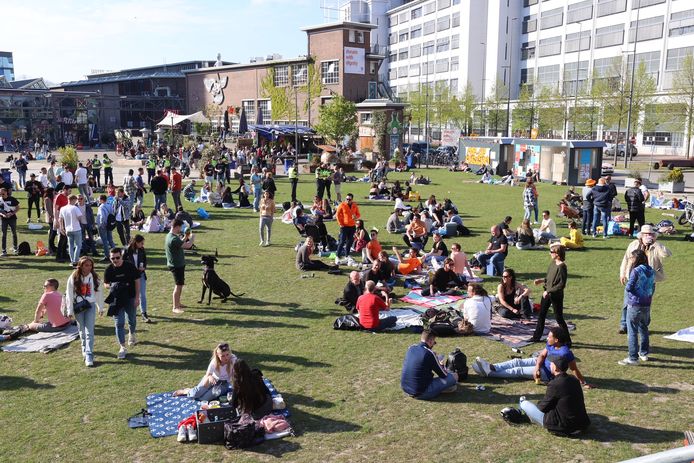 Drukte op het Ketelhuisplein in Eindhoven.