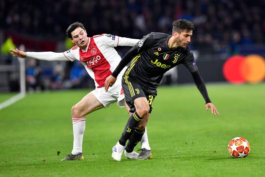 Rodrigo Bentancur in duel met Jurgen Ekkelenkamp