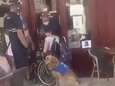 Une femme en fauteuil roulant et son chien se voient refuser l’accès à un café: “Une humiliation honteuse”<br>