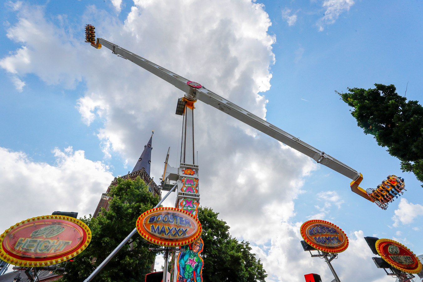 Kermis met spektakel en knallend vuurwerk in hartje Almelo Foto AD.nl