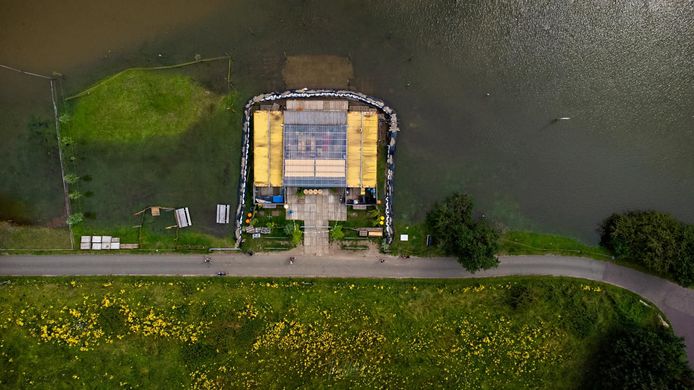 Het Deventer horecapaviljoen Meadow op het Deventer Stadsstrand langs rivier de IJssel staat bijna letterlijk onder water. Een waterkering van bigbags houdt het water voorlopig nog buiten de deur.
