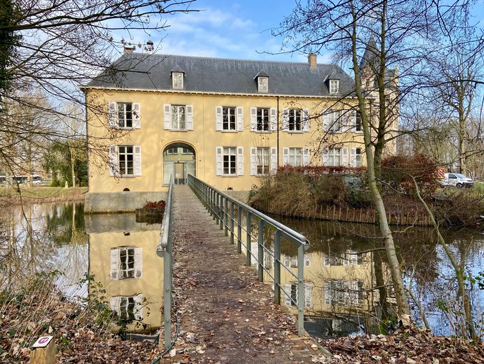 Het kasteel blijft bereikbaar via de voetgangersbrug aan de achterzijde