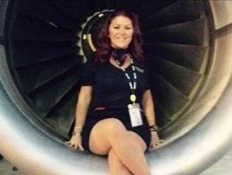 Collega's steunen massaal stewardess die onder vuur ligt voor deze 'motor-selfie'