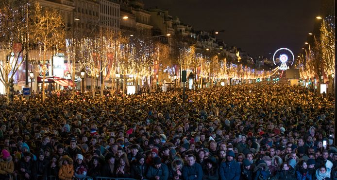 Een grote menigte verzamelde zich in Parijs op de Champs Elysees.