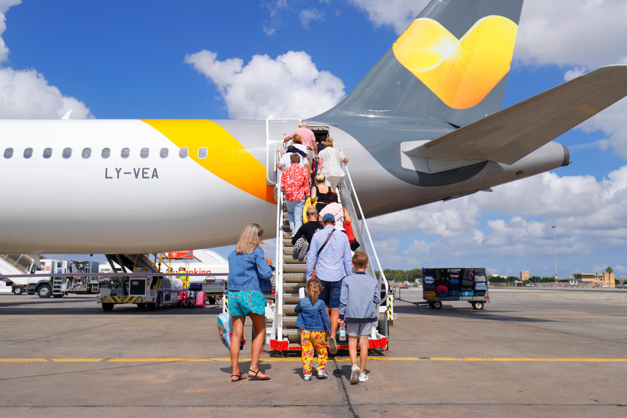 Britse passagiers gaan zondag met een vliegtuig van Thomas Cook vanaf Malta naar huis.  Beeld Imageselect