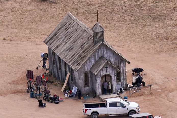 Cette photo aérienne montre un plateau de tournage au Bonanza Creek Ranch à Santa Fe, N.M., samedi 23 octobre 2021. L'acteur Alec Baldwin a tiré avec un pistolet d'appoint sur le plateau de tournage d'un western au ranch le jeudi 21 octobre, tuant la directrice de la photographie, selon les autorités.