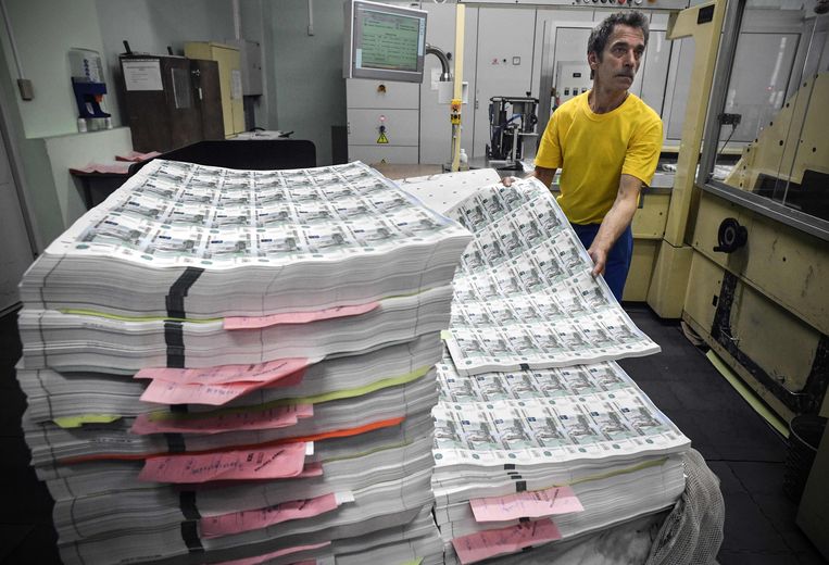 Een werknemer met verpakkingen van 1.000 roebelbankbiljetten in een fabriek in Moskou.  Beeld  Alexander Nemenov / AFP