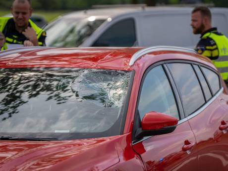Flinke botsing in Beek: meisje op fiets ziet auto over het hoofd