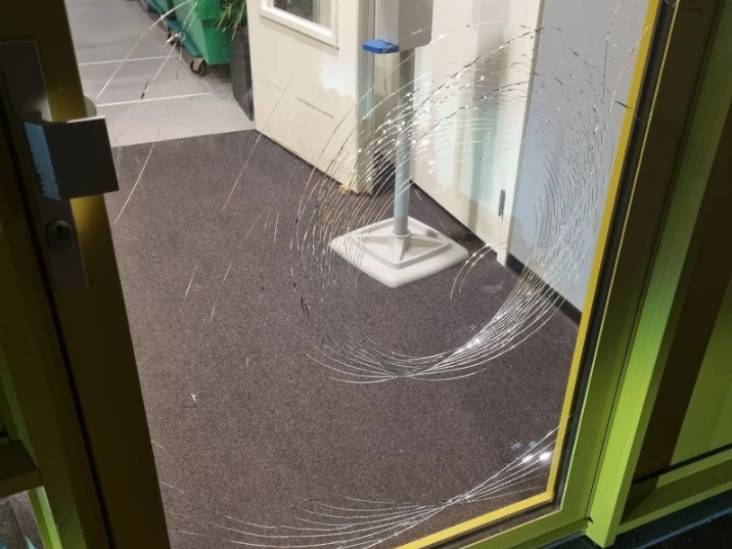Man vernielt ramen met ijzeren staaf in centrum Helmond en wordt uiteindelijk getaserd