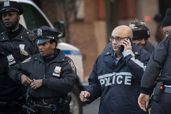 Politieagenten bij het restaurant van acteur Robert De Niro, waar donderdag ook een bompakket werd gevonden.