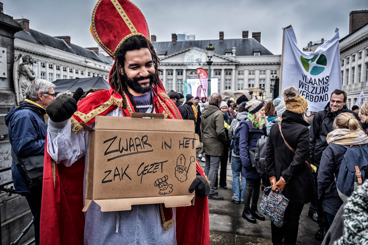 Cultuur- en middenveldorganisaties verzamelen op het Martelaarsplein om de besparingen van de Vlaamse regering aan te klagen. Beeld Tim Dirven