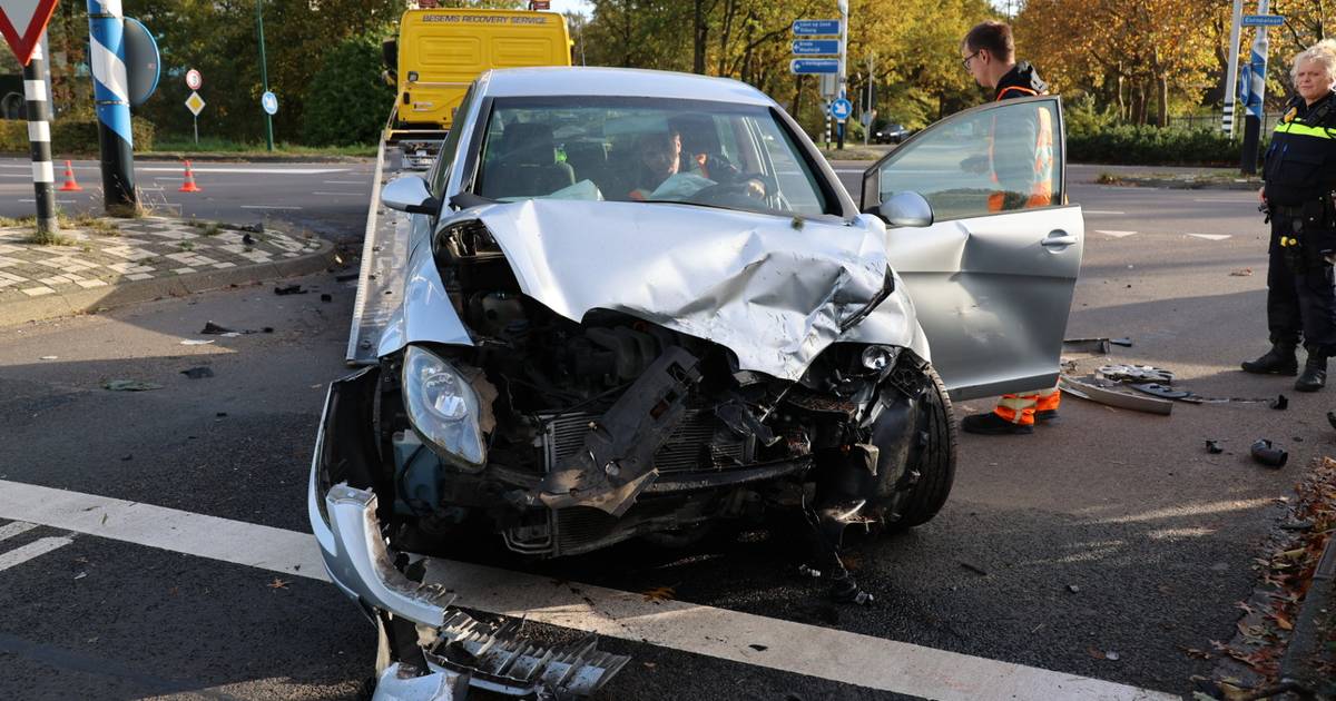 Bezorgwagen komt in botsing met auto in Apeldoorn: bestuurster naar het ziekenhuis.
