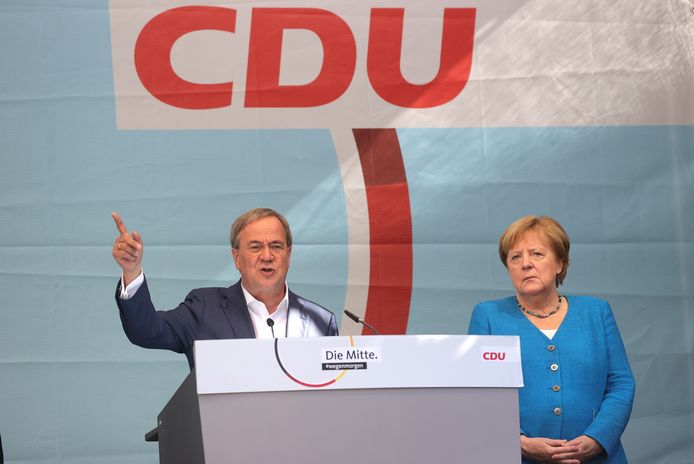 De Duitse bondskanselier Angela Merkel en haar partijgenoot Armin Laschet tijdens de laatste verkiezingsmeeting in Aaken.