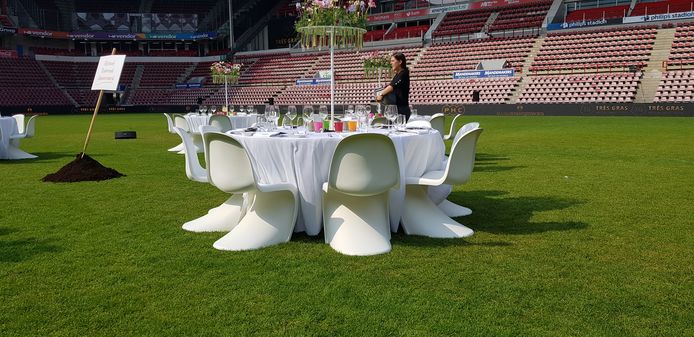 De tafels zijn gedekt voor het diner in het stadion.