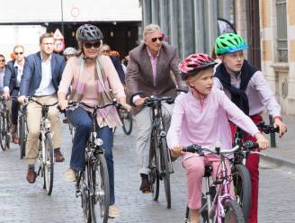 Koningin Mathilde en de kinderen dragen helm op de fiets, koning Filip niet