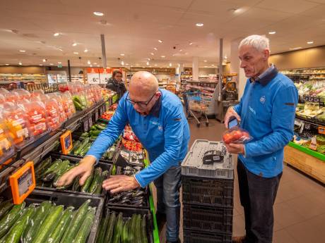 Jan (63) en Aloy (67) gaan diep in hun pensioen lekker vakken vullen in Wierden: ‘We doen dit niet voor het geld’