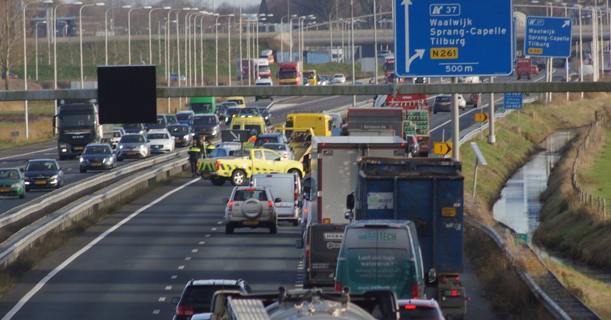 Twee rijstroken dicht door ongeval bij Sprang-Capelle: verkeer moet over vluchtstrook.