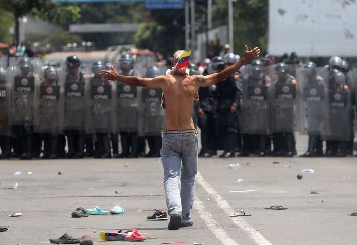 Supporters van oppositieleider Juan Guaido verzetten zich tegen soldaten op de grens met Colombia.