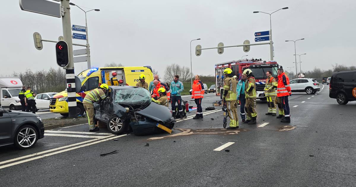 Automobilist bekneld na ongeluk op provinciale weg, traumahelikopter opgeroepen.