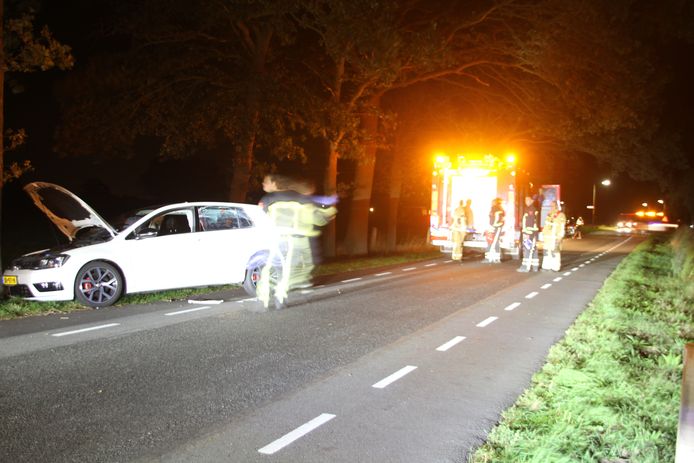 Een automobilist is woensdagavond uit zijn auto bevrijd door de brandweer.