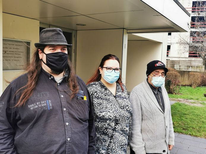 De gauche à droite: Jean-Michel, Sandra et Maurice devant le local de leur ASBL C-Prévu à Montignies-sur-Sambre (Charleroi)