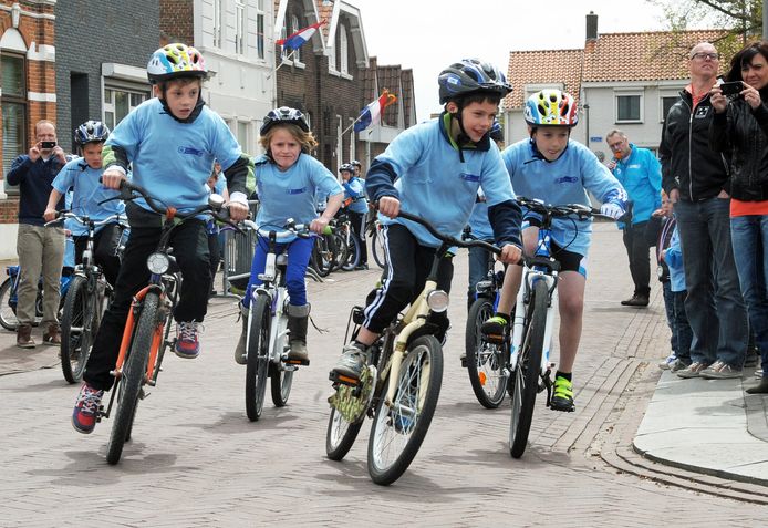 De dikkebandenrace, het hoort net zo bij Koningsdag in Zaamslag als de aubade aan het begin van de dag.