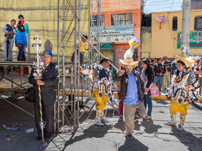 ► Inwoners feesten ter gelegenheid van de 72ste verjaardag van de stad Cerro de Pasco. Beeld Simon Lenskens