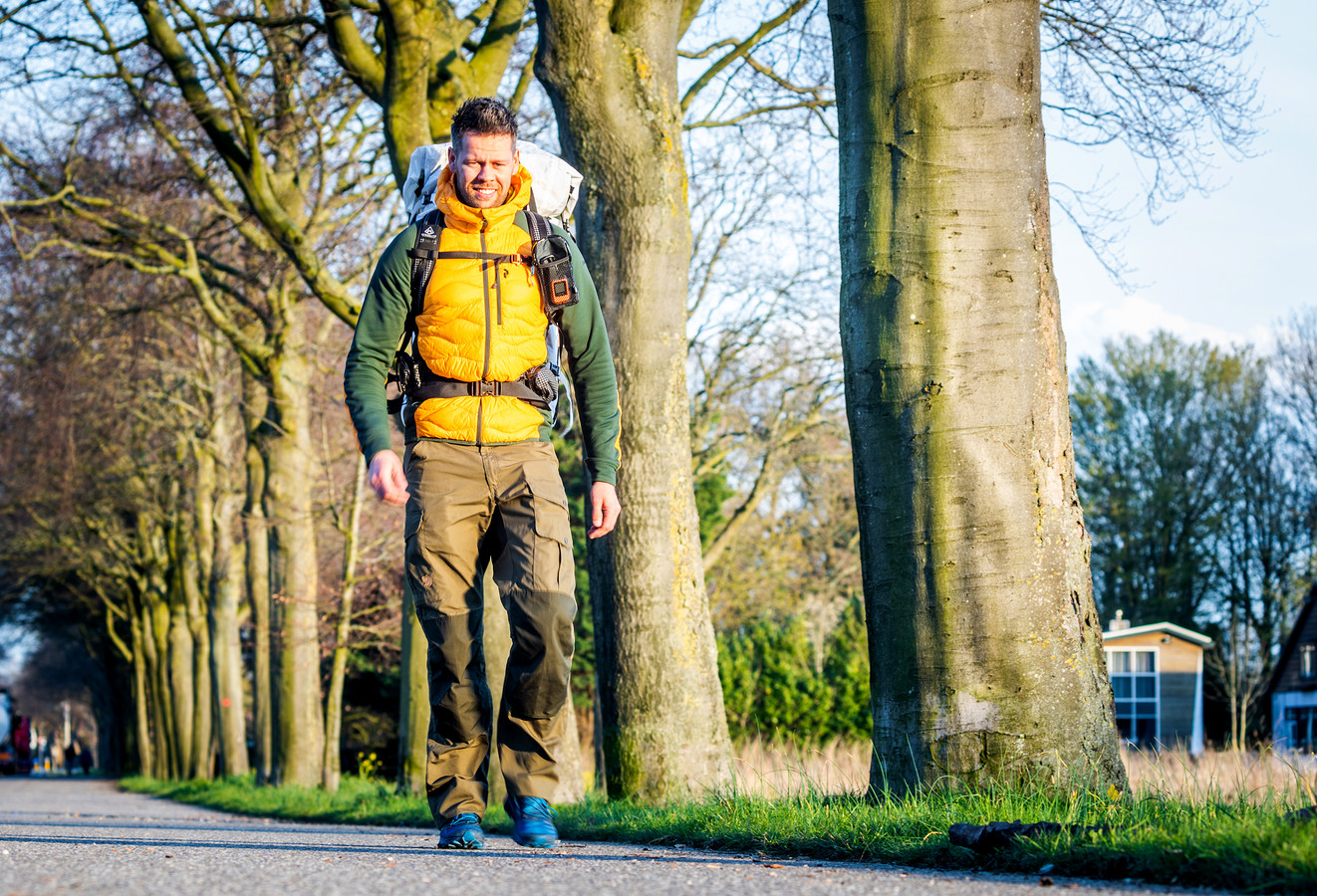 Tom droomde er altijd van avonturier te zijn, dus steekt hij wandelend ...
