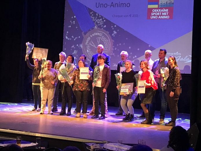 Rechts de vertegenwoordigers van Uni Animo; winnaars van sportinitiatief van het jaar 2022.
