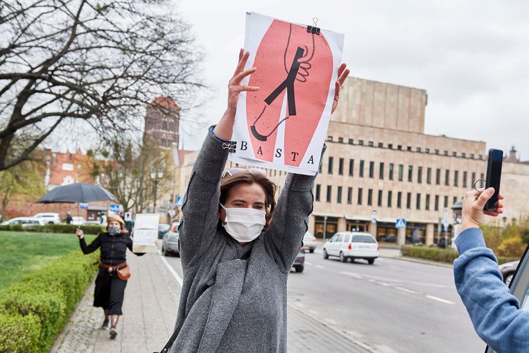 Poolse vrouwen protesteren noodgedwongen in hun eentje gedurende de coronapandemie.  Beeld EPA