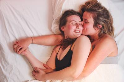 Lesbische koppels hebben de beste seks? Marie (23) en Jenske (22) getuigen: “Als vrouw ken je als geen ander elkaars gevoelige plekjes”