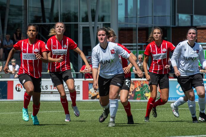 De oefenwedstrijd vv Gilze - PSV in het kader van het 100-jarig bestaan van de amateurvereniging.