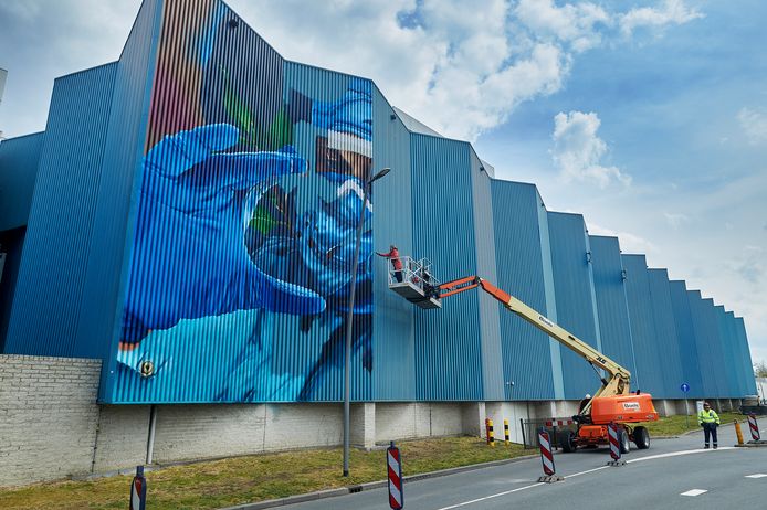 Het gigantische kunstwerk op de blauwe wand van MSD krijgt vorm.