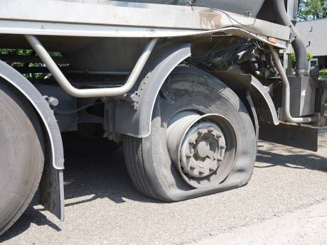 Vrachtwagen krijgt klapband, zuigslang raakt los en vliegt tegen hoofd fietser in Gilze
