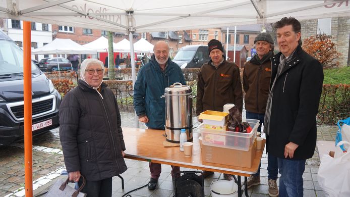 Op de Boerenmarkt van Bazel werden bezoekers zaterdag op koffie getrakteerd voor de moeite om de regen te trotseren.