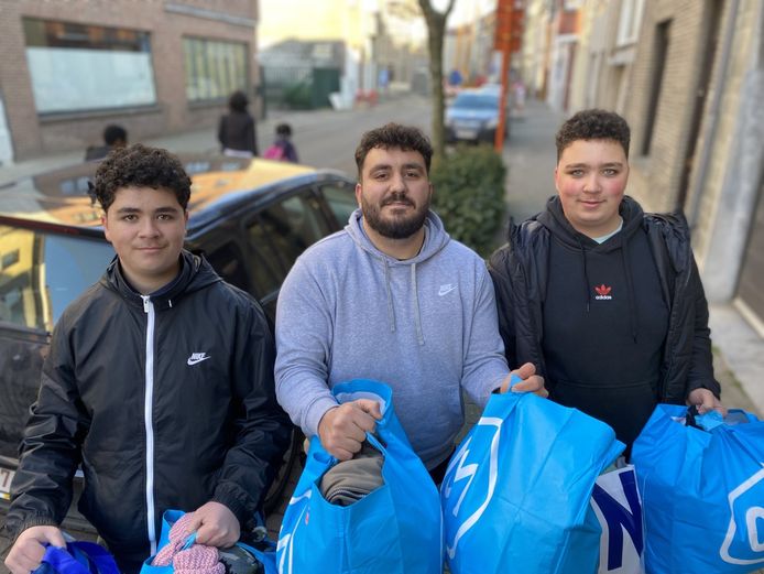 De solidariteit is groot. Er wordt veel kledij ingezameld. Centraal zie je Sukru Taskin