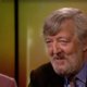 Thomas Vanderveken en Stephen Fry, de ernstige belhamel, voerden een koninklijk gesprek in ‘Alleen Elvis blijft bestaan’